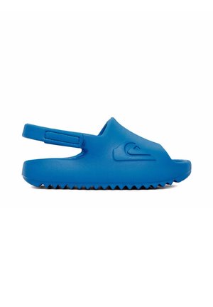 Blå slip-on sandal med åben tå og justerbar rem bagpå, med tekstureret sål og præget logo i siden.