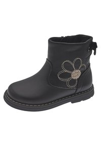 Bota de cuero negro hasta el tobillo con punta redondeada, panel lateral elástico y un detalle de bordado floral beige en el lado exterior. Suela de goma.