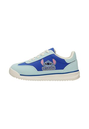 Lichtblauwe en blauwe sneaker met een witte zool, witte veters en een afbeelding van het personage Stitch aan de zijkant.