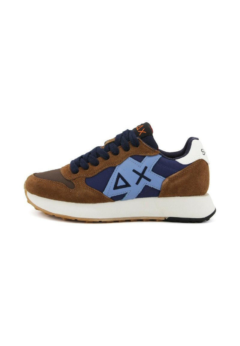 Sneaker in suede marrone e rete blu navy con accenti blu chiaro, dotata di una suola intermedia bianca, lacci blu navy e un logo arancione sulla linguetta.