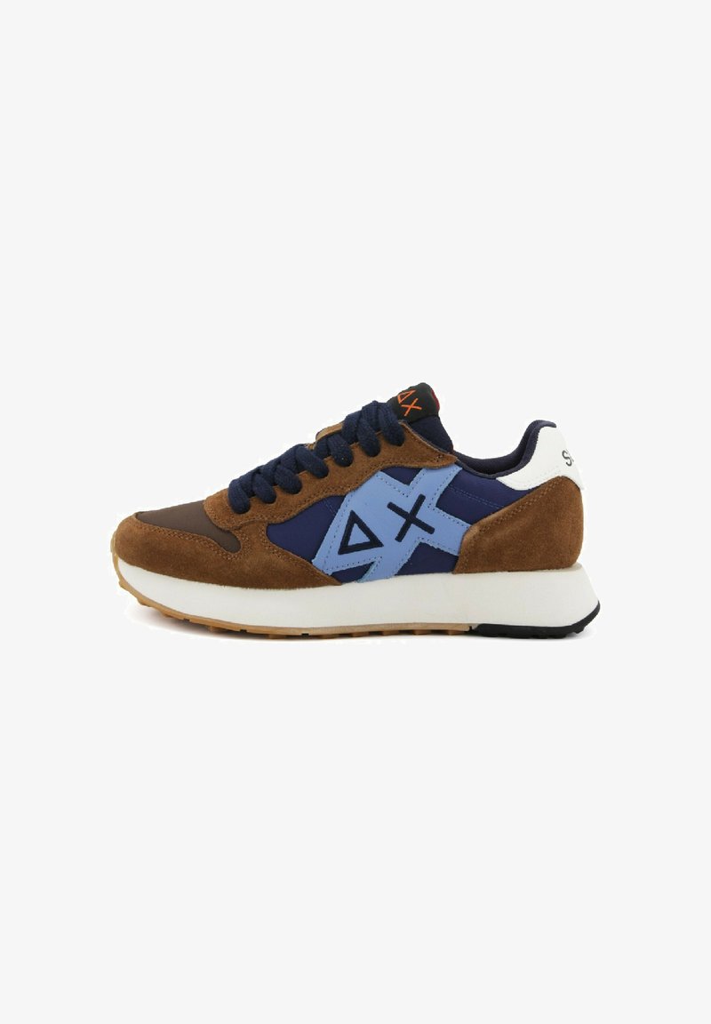 Sneaker in suede marrone e rete blu navy con accenti blu chiaro, dotata di una suola intermedia bianca, lacci blu navy e un logo arancione sulla linguetta.