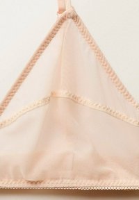 Lichtroze driehoekige bralette gemaakt van doorzichtig materiaal, met een delicate scalloped rand en zachte naden. Geen beugel of padding.