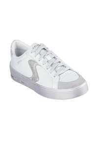 Białe sneakersy z teksturowanymi srebrnymi akcentami, górna część ze gładkiej skóry, sznurowane, okrągły czubek i gumowa podeszwa o lekki połysku.