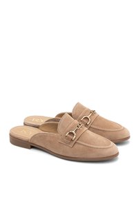 Mocassini slip-on in suede beige con profilo basso, caratterizzati da un accento di catena in tonalità oro e dettagli cuciti sulla parte superiore. Suola in gomma piatta.