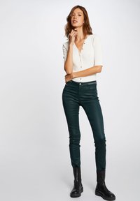 Morgan SLIM WITH WET EFFECT - Pantalones - dark green