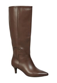Bottes en cuir marron jusqu'au genou avec un bout pointu et un petit talon. Le design présente une texture lisse et un style minimaliste.