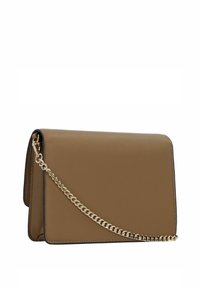 Bolso tipo clutch de cuero marrón con un acabado texturizado y una correa de cadena dorada, con diseño plegado y bordes cosidos.