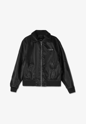 Schwarze schwarze Kunstleder-Bomberjacke mit Reißverschluss vorne, zwei Seitentaschen, gerippten Bündchen und einem spitzen Kragen. Verfügt über ein Logo auf der Brust.