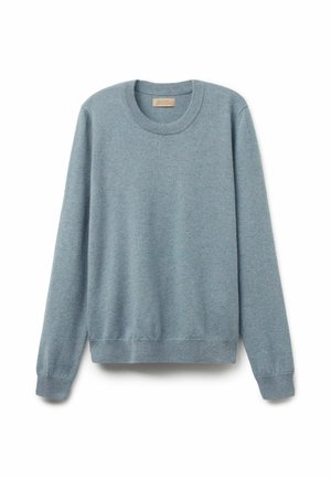 Helles blaues Strickpullover mit rundem Halsausschnitt, langen Ärmeln und gerippten Bündchen und Saum. Weiche Textur, lässige Passform, keine sichtbaren Muster.