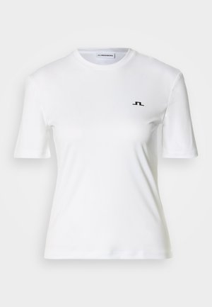 Camiseta blanca de manga corta hecha de tela suave, con un logo negro de JL en el pecho, cuello redondo y un corte casual.