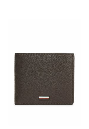 Mørkebrun tekstureret læderpung med en lille rektangulær metalplade med rød, hvid og sort striber.