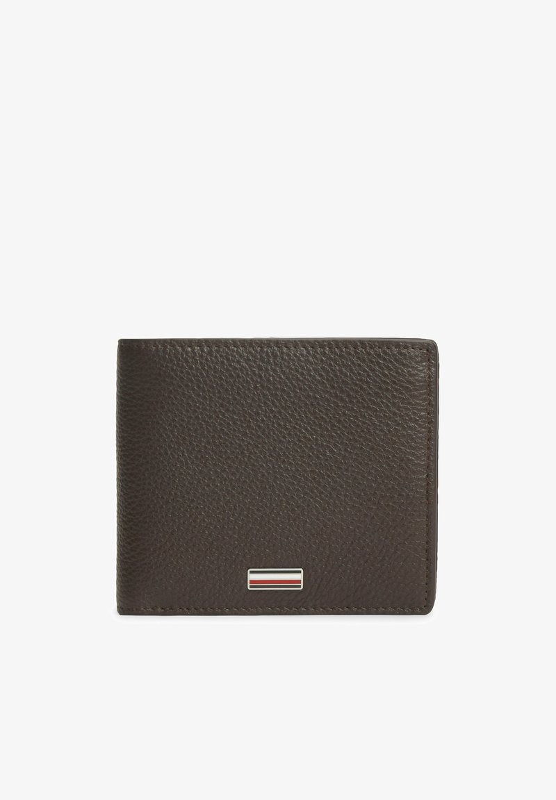 Portefeuille en cuir texturé marron foncé avec une petite plaque métallique rectangulaire comportant des rayures rouges, blanches et noires.