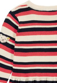 Gestreifter Strickpullover in Creme, Rot und Marineblau. Mit gerippter Textur und einem Bärenpatch auf der linken Schulter. Ausgestellt geschnitten.