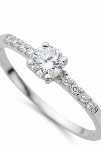 Bague de fiançailles en diamant avec une pierre centrale ronde, sertie en or blanc poli. Dispose d'un anneau orné de petits diamants d'accent sur un côté.