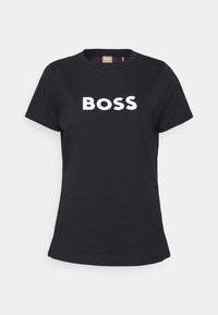 Camiseta de algodón negra con mangas cortas y un cuello redondo. Logo "BOSS" impreso en texto blanco en negrita a lo largo del pecho. Textura suave.