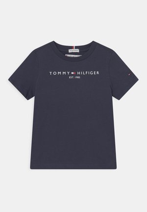 Camiseta de algodón azul marino de manga corta con el texto "Tommy Hilfiger EST. 1985" y un pequeño logo rojo, blanco y azul en el pecho y la manga.