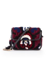 Borsa a tracolla rettangolare in velluto con motivi astratti in bordeaux, nero, blu e bianco, dotata di tracolla in pelle nera regolabile con dettagli in catena dorata.