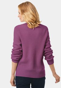 Lila Strickpullover mit geripptem Muster, überschnittenen Schultern und langen Ärmeln. Verfügt über einen taillierten Saum und einen lässigen Schnitt.