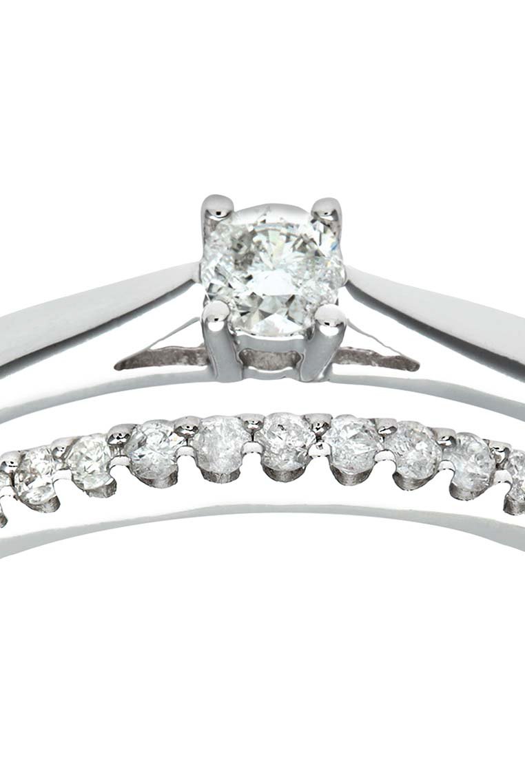 Primo piano di due anelli d'argento, uno con una pietra centrale di diamante rotondo singolo, l'altro con una fila di piccoli diamanti rotondi.