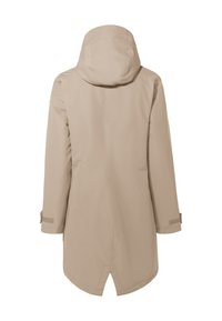 Beige waterdichte jas met een capuchon, lange mouwen en verstelbare manchetten. Kenmerkt een langere achterzoom en een glad, gestructureerd oppervlak.