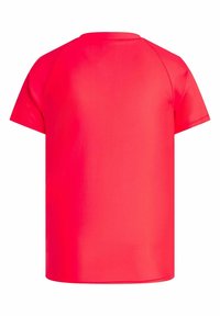 Raudona trumpomis rankovėmis marškinėliai su lygiu paviršiumi ir apvaliu iškirpimu. Pasižymi paprastu dizainu be raštų ar metalinių detalių.