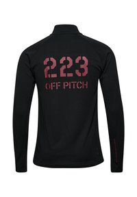 Svart långärmad skjorta med strukturerad tyg, med stora vinröda "223" och "OFF PITCH" text på ryggen. Åtsittande design, hög krage.