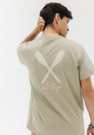 Camiseta de manga corta color caqui con gráficos de paletas cruzadas en verde claro y rosa, con texto "elPulpo" en la parte inferior trasera. Tela suave.