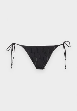 Bas de bikini triangulaire noir avec liens sur les côtés et ornements verticaux en perles sur le panneau avant, présenté sur un fond uni.
