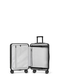 Zwarte harde koffer met een ritshoofdvak, voorzien van een zilveren interieur, een mesh pocket en vier wielen voor mobiliteit.