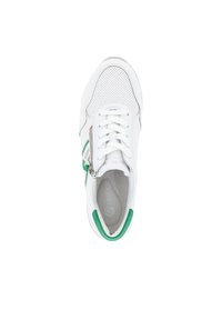 Weiße Sneaker mit perforiertem Design, grünen Akzenten und einem seitlichen Reißverschluss. Schnürsenkel und eine gepolsterte Innensohle sind von oben sichtbar.