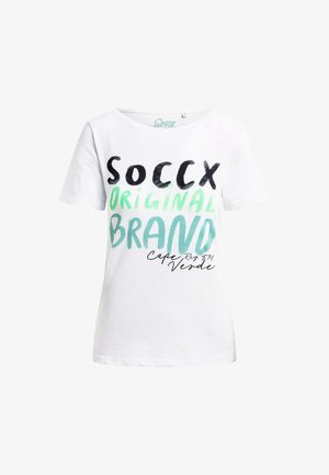 Weißes Baumwoll-T-Shirt mit fettem schwarzem und mintgrünem Text: "SOCCX ORIGINAL BRAND" und unten "Cape Verde" in kursiver Schrift.
