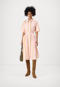 Marimekko PAPERI PUHVELI DRESS - Rochie tip cămașă - rose/light brown