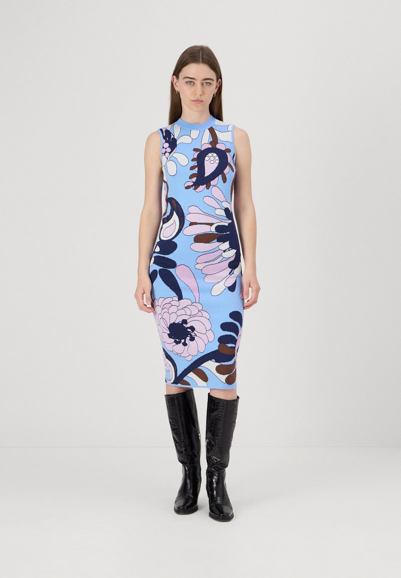 Αμάνικο φόρεμα bodycon σε ανοιχτό γαλάζιο με floral μοτίβα σε ροζ, μωβ και καφέ. Φορεμένο με μαύρες μπότες μέχρι το γόνατο. Λείο πλεκτό υφή.