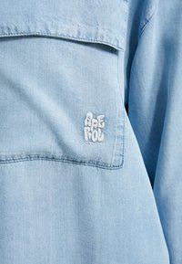 Smith&Soul CROPPED MIT KLAPPENTASCHEN - Button-down blouse - denim