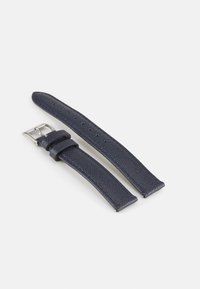 Navy blue -värinen kellon hihna, joka on valmistettu teksturoituneesta materiaalista ja jossa on hopeinen metallinen solki sekä useita säätöaukkoja koon mukauttamiseksi.