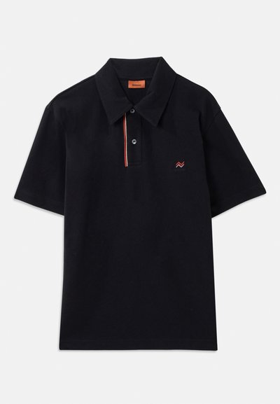 Polo noir à col classique, avec un placket à trois boutons et des détails rayés rouges et blancs, ainsi qu'un petit logo brodé.