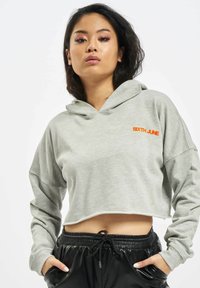 Grå kort hoodie med snor i hetten, med en oransje "SIXTH JUNE" logo på venstre brystområde. Mykt stoff og senket skuldre.