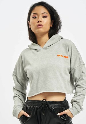 Grå kort hoodie med snor i hetten, med en oransje "SIXTH JUNE" logo på venstre brystområde. Mykt stoff og senket skuldre.