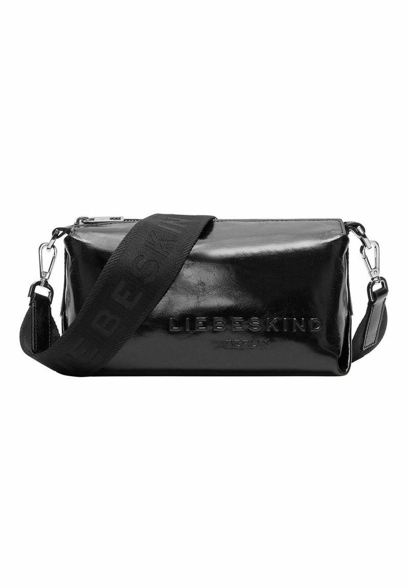 Schwarze Leder-Crossbody-Tasche mit glänzender Textur, rechteckiger Form, geprägtem Markennamen auf der Vorderseite und verstellbarem Tragegurt mit Logo.