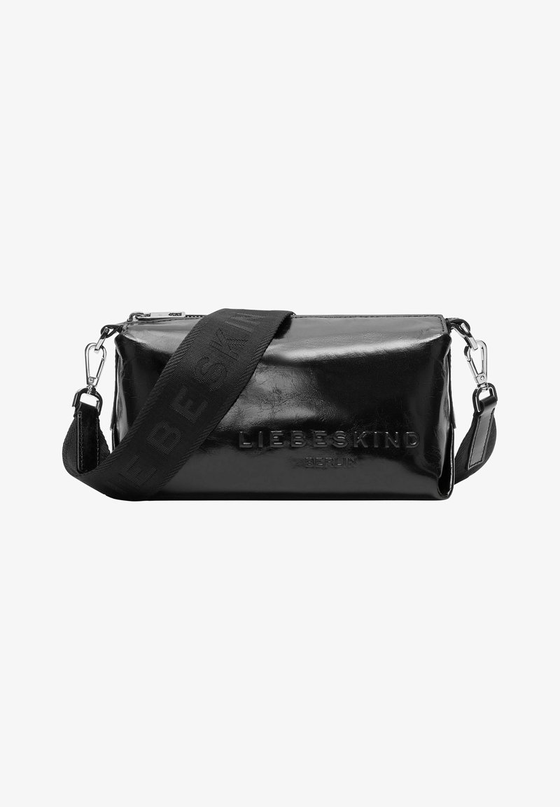 Schwarze Leder-Crossbody-Tasche mit glänzender Textur, rechteckiger Form, geprägtem Markennamen auf der Vorderseite und verstellbarem Tragegurt mit Logo.