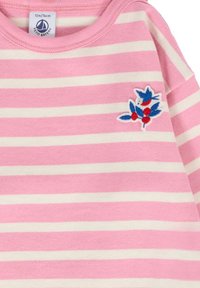 Camicia a maniche lunghe rigata rosa e crema con dettaglio floreale ricamato featuring foglie blu e bacche rosse. Materiale in cotone morbido.