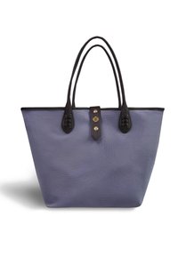 Sacoche fabriquée en matériau texturé de couleur violet clair avec des poignées et des accents en cuir noir. Elle comporte une fermeture centrale avec des ferrures en or.