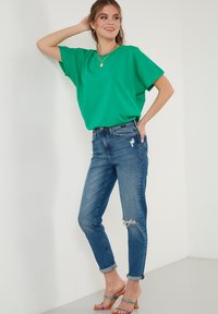 LELA CREW NECK  - Lihtne T-särk - benetton color