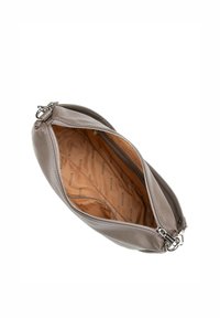 Szara skórzana kopertówka o teksturowanym wykończeniu i zamknięciu na zamek. Wnętrze wyłożone gładką beżową podszewką z powtarzającym się logo marki.