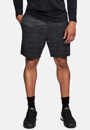 Czarne sportowe szorty o teksturowanym, melanżowym wzorze. Noszone z czarną koszulką z długim rękawem i czarnymi sneakersami z teksturowanymi sznurowadłami.