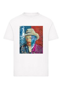 Witte t-shirt met een kleurrijk bedrukt ontwerp van een man met een hoed. De achtergrondkleuren zijn blauw en rood, met de naam "Vincent van Gogh" zichtbaar.