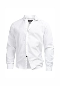 Chemise blanche à manches longues avec col, partiellement déboutonnée, présentée sur un fond blanc uni.