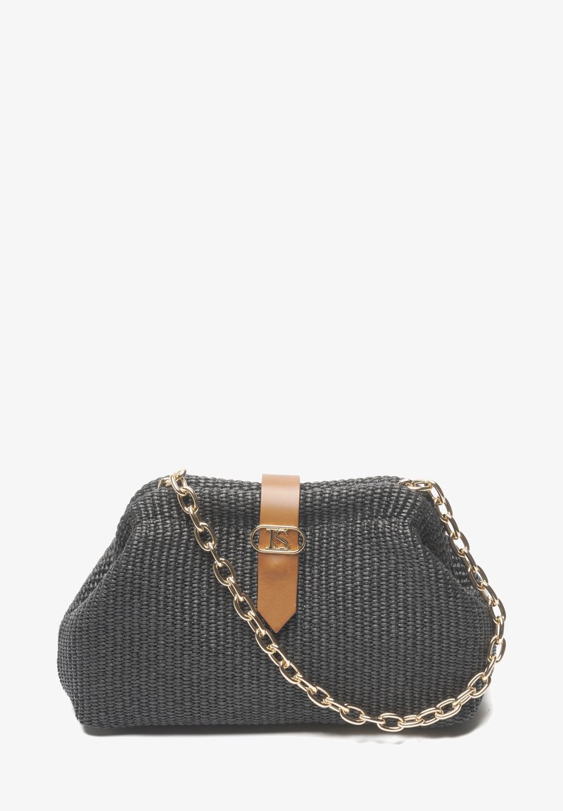 Szövetlen szürke kézitáska puha textúrával, barna bőr kiemelő pánttal és aranylánc füllel, amelyen logó részlet található elöl.