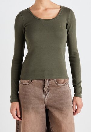 Olivengrøn langærmet ribstrikket top med rund halsudskæring, med en tætsiddende silhuet og diskrete broderidetaljer.