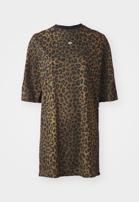T-shirt med leopardmönster och korta ärmar, med en brun bakgrund och svarta fläckar, rund halsringning och en liten logotyp på framsidan.